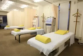 東京医療福祉専門学校附属/リーフ整骨院・鍼灸マッサージ院 施術スペース